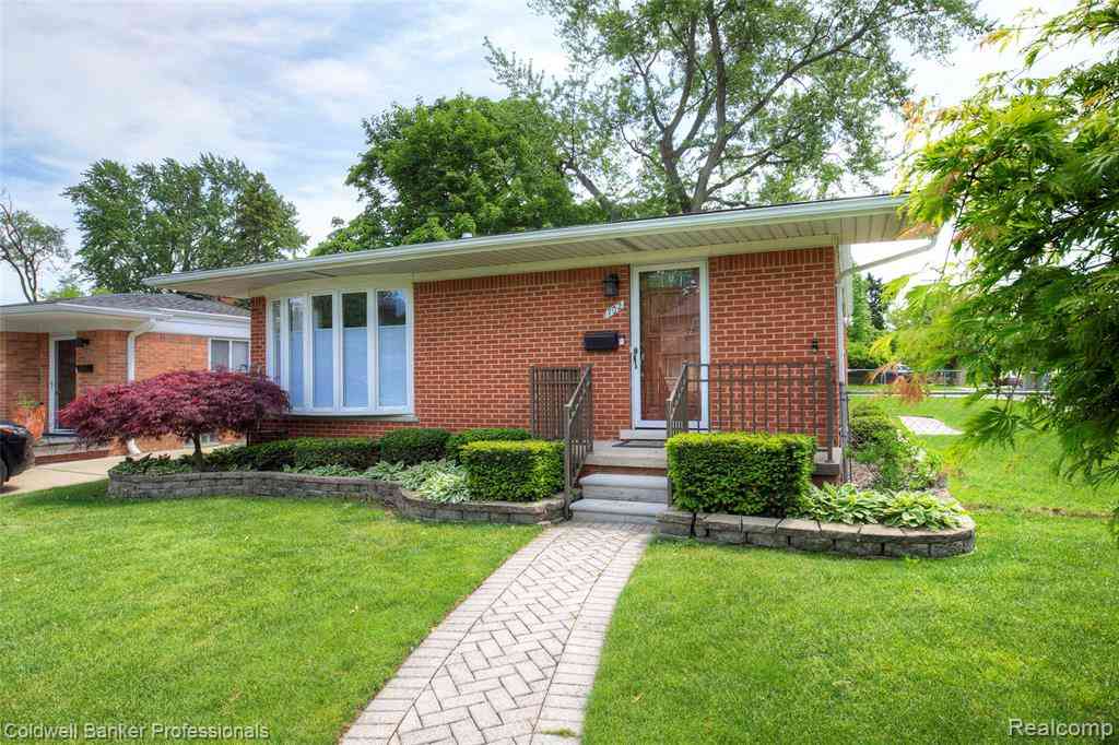 Homes For Sale - 702 Woodlawn Avenue <br/> Royal Oak, MI 48073