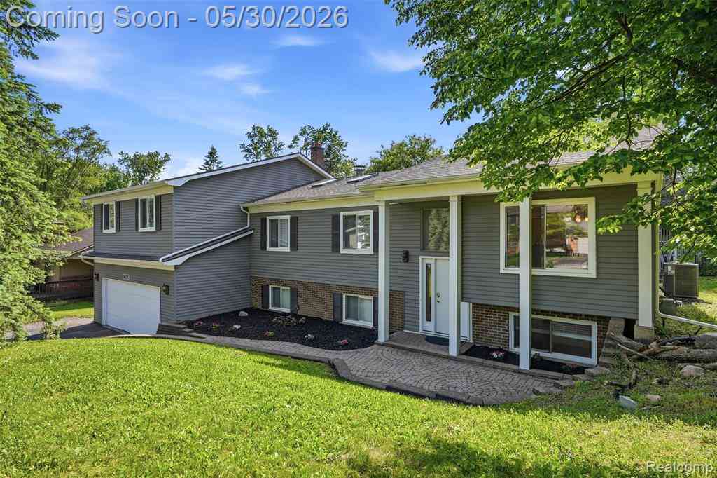 Homes For Sale - 5620 Eastman Boulevard <br/> West Bloomfield, MI 48323