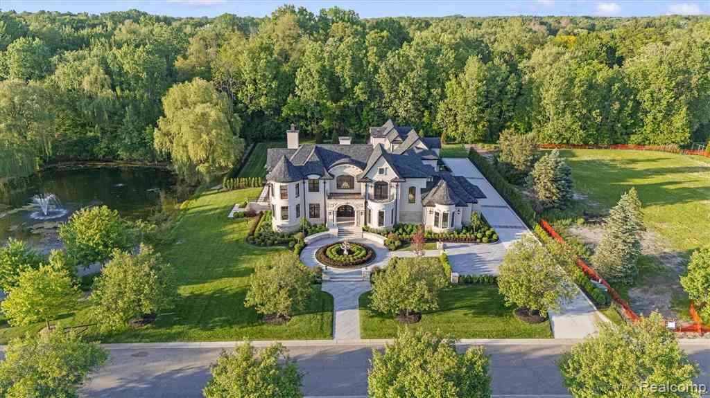 Homes For Sale - 575 Chase Lane <br/> Bloomfield Hills, MI 48304