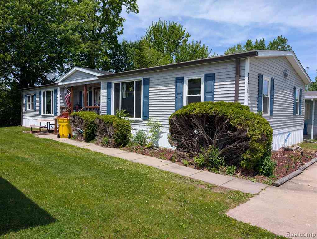 Homes For Sale - 11410 N Lake Drive <br/> Fenton, MI 48430