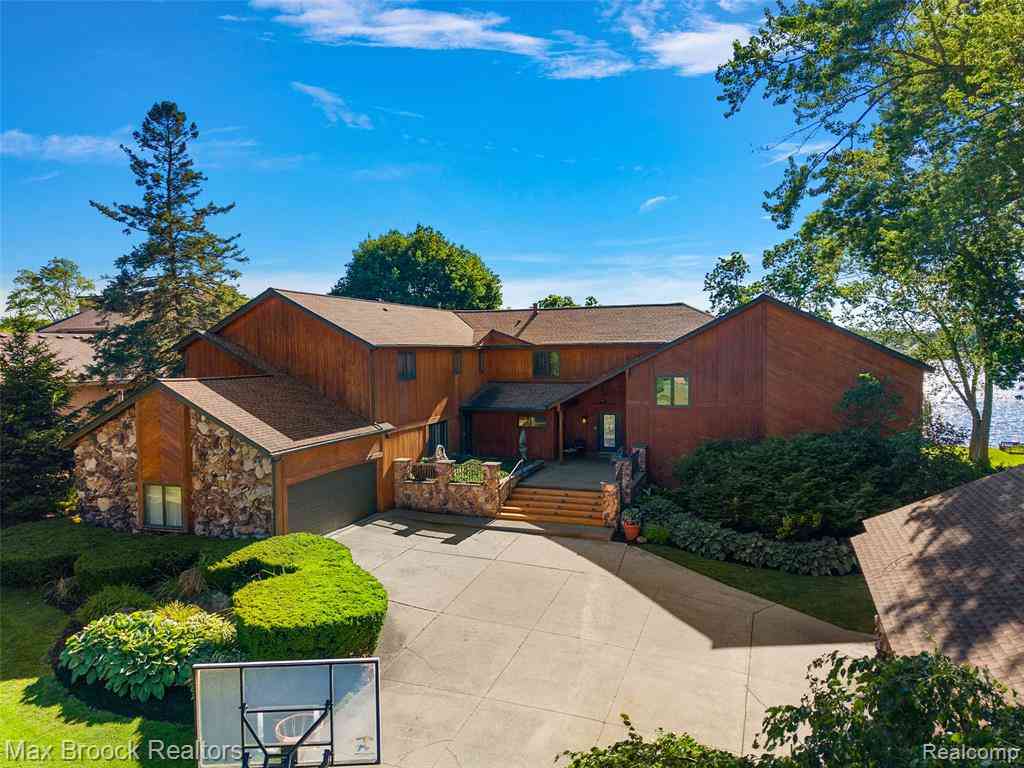 Homes For Sale - 2267 Shankin Drive <br/> Oakland County, Walled Lake, MI 48390