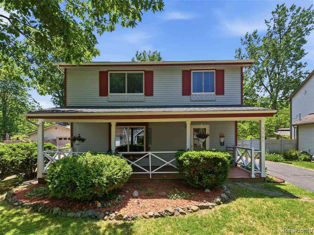 Homes For Sale - 5565 Crescent Road <br/> Waterford, MI 48327