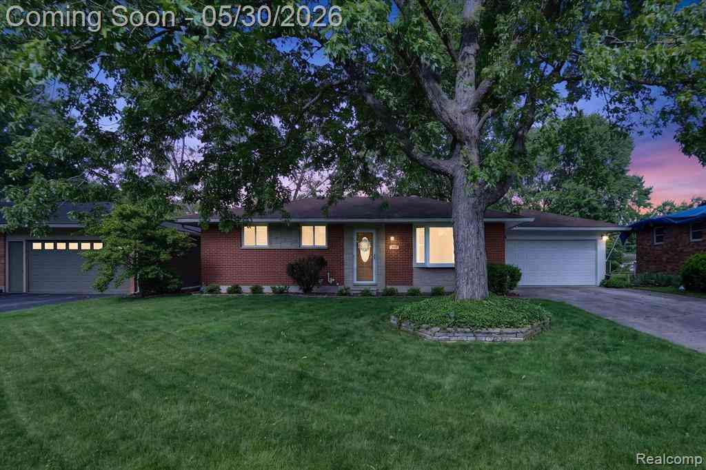 Homes For Sale - 721 Robbinann Drive <br/> Waterford, MI 48328
