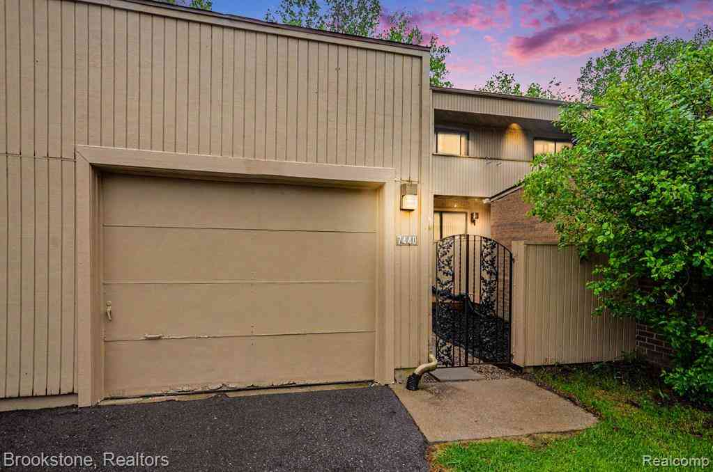 Condo For Rent - 7440 Azalea Court <br/> West Bloomfield, MI 48322