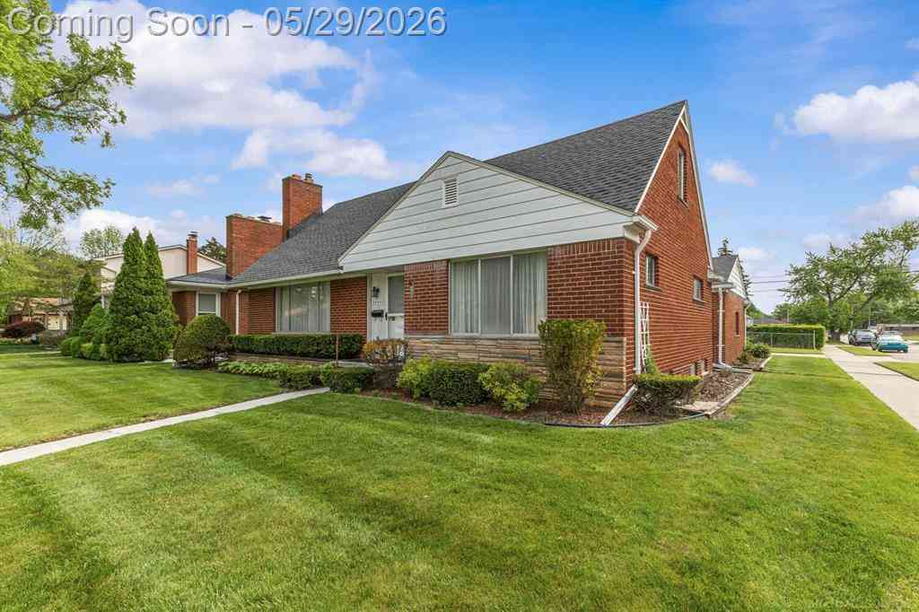 Homes For Sale - 28400 Rosebriar Street <br/> Saint Clair Shores, MI 48081