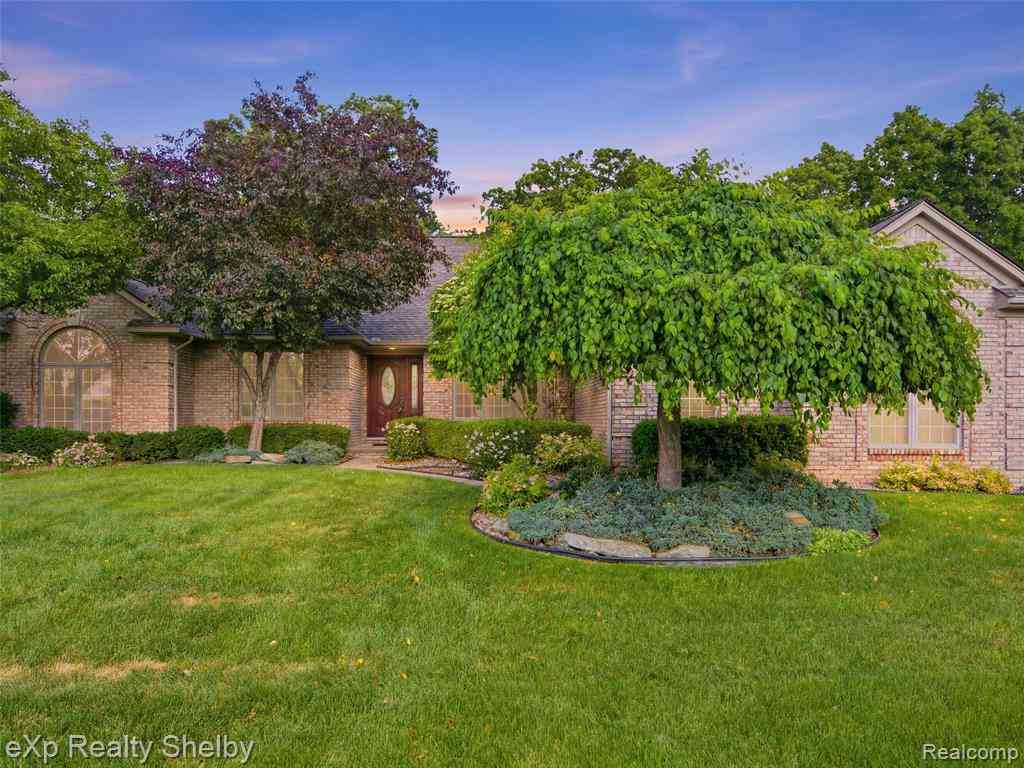 Homes For Sale - 56432 Cromwell Court <br/> Macomb County, Utica, MI 48316