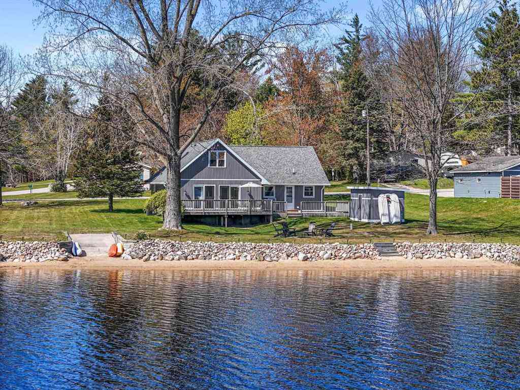 Homes For Sale - 9464 Stone Ledge Lake Drive <br/> Cadillac, MI 49601