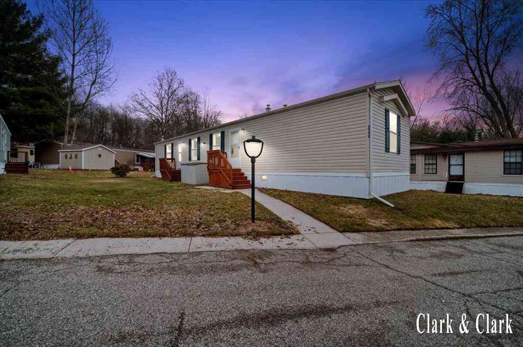 Homes For Sale - 6900 Knottypine Street Ne NE<br/> Rockford, MI 49341