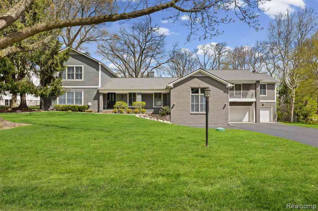 Homes For Sale - 26296 Franklin Court <br/> Franklin, MI 48025