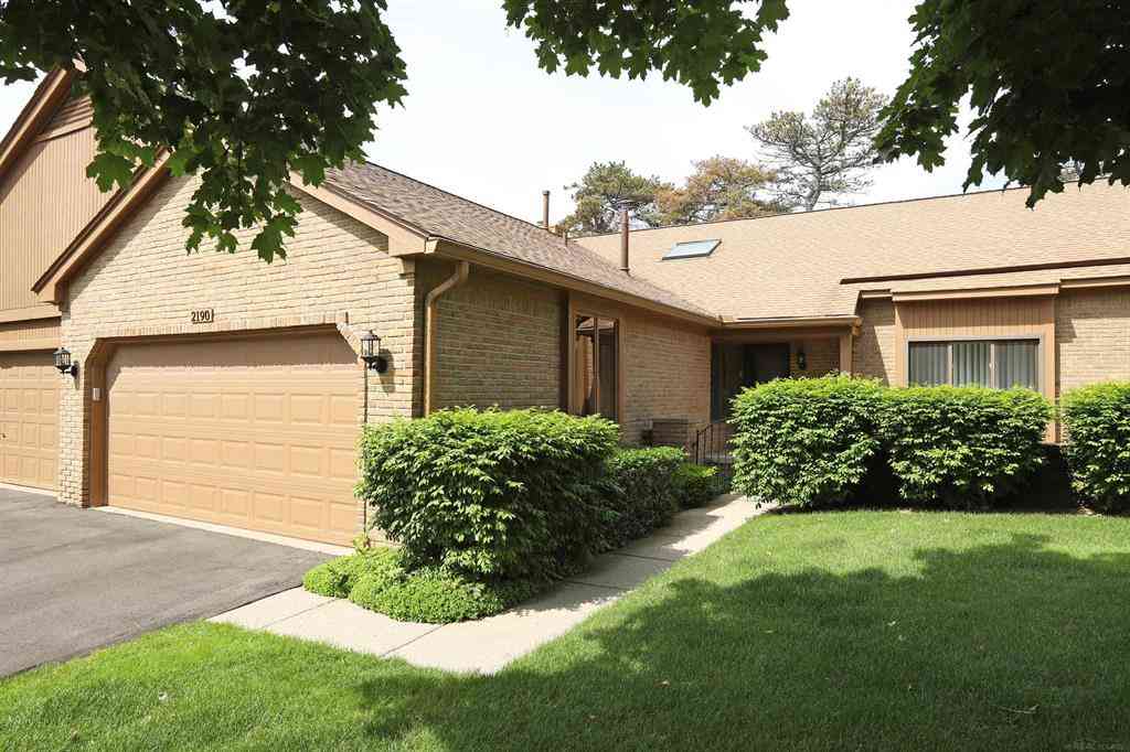 Condo For Sale - 2190 London Bridge Drive <br/> Rochester, MI 48307