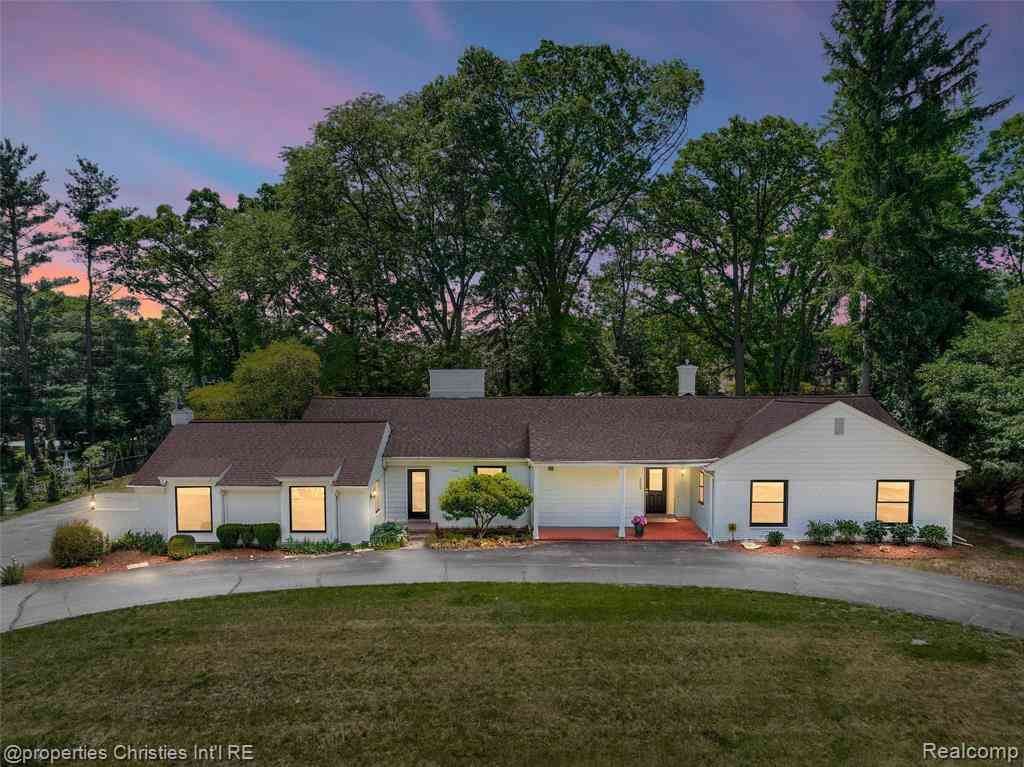 Homes For Sale - 1257 Charrington Road <br/> Bloomfield Hills, MI 48301