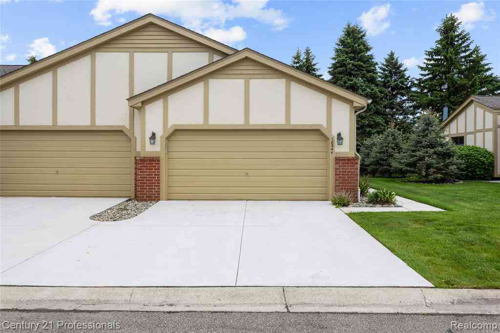 Condo For Sale - 18344 Greenmeadow Drive <br/> Clinton Township, MI 48038
