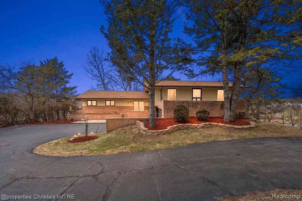 Homes For Sale - 1808 Moors Court <br/> Bloomfield Hills, MI 48302