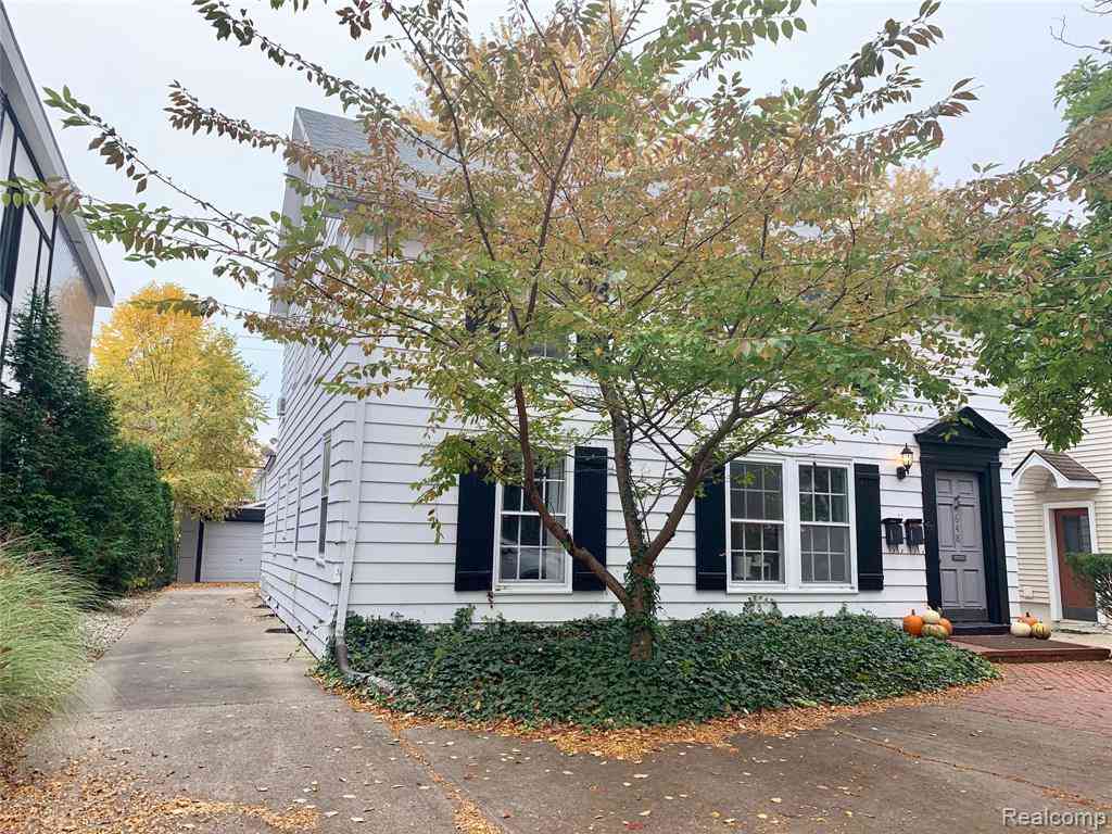 Homes For Rent - 648 E Lincoln Street <br/> Birmingham, MI 48009