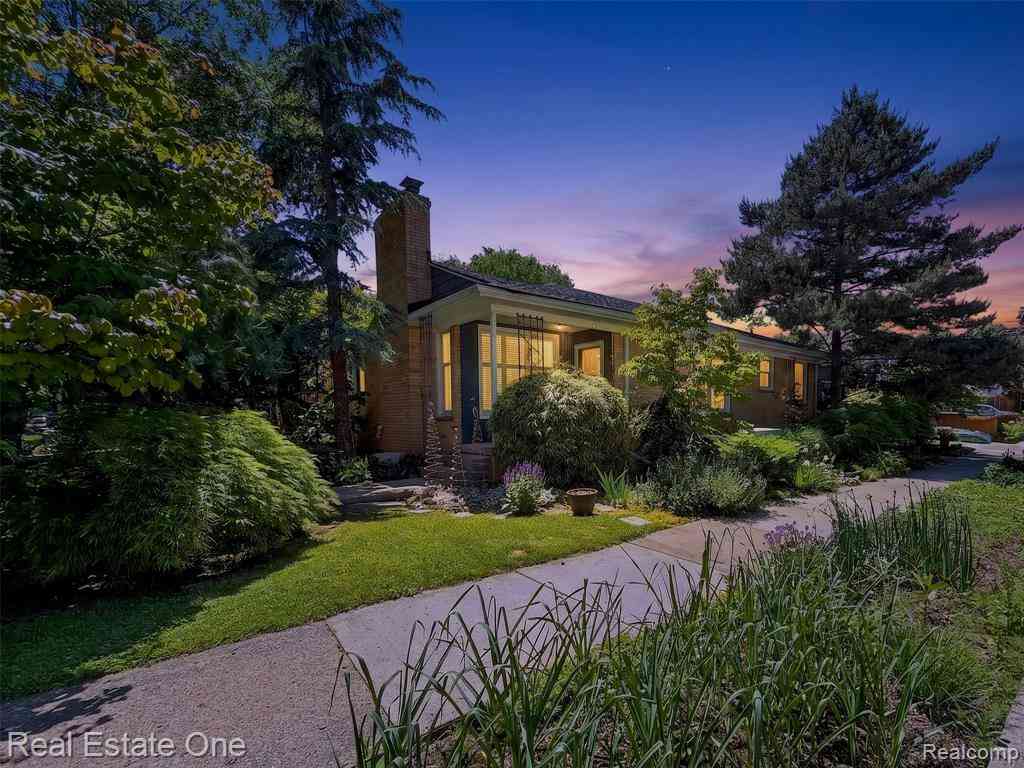 Homes For Sale - 1431 Marywood Drive <br/> Royal Oak, MI 48067