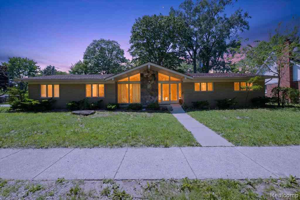 Homes For Sale - 28013 Roan Drive <br/> Warren, MI 48093