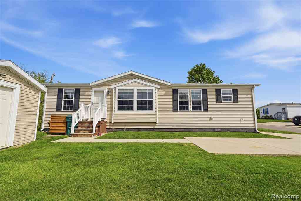 Homes For Sale - 11006 Wood Run Circle <br/> South Lyon, MI 48178