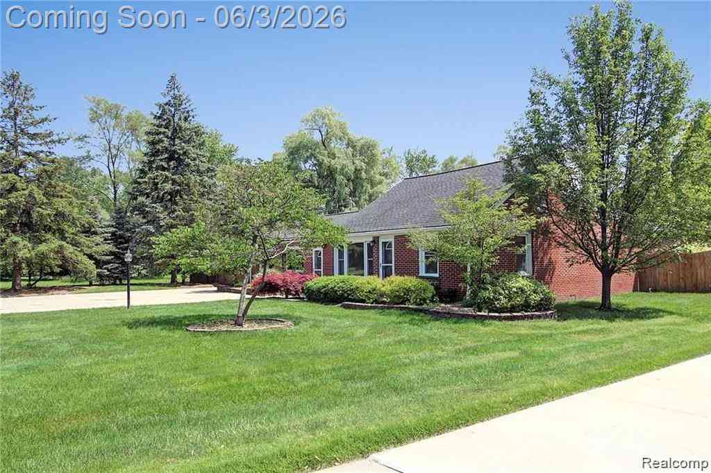 Homes For Sale - 962 Sylvanwood Drive <br/> Troy, MI 48085