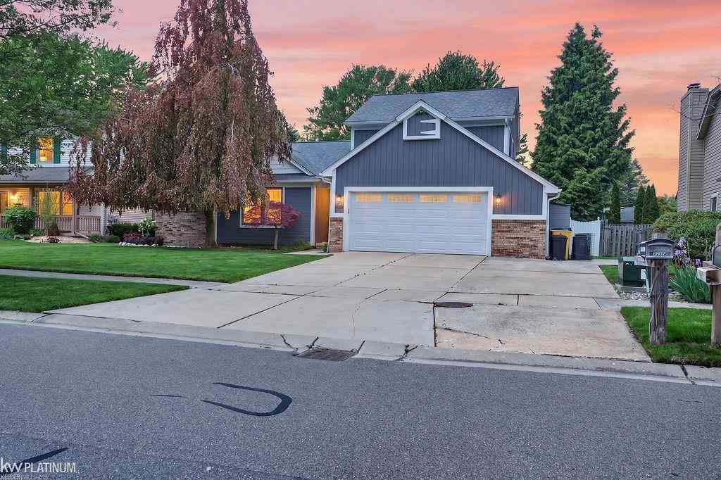 Homes For Sale - 54329 Avondale Drive <br/> Macomb County, New Baltimore, MI 48047