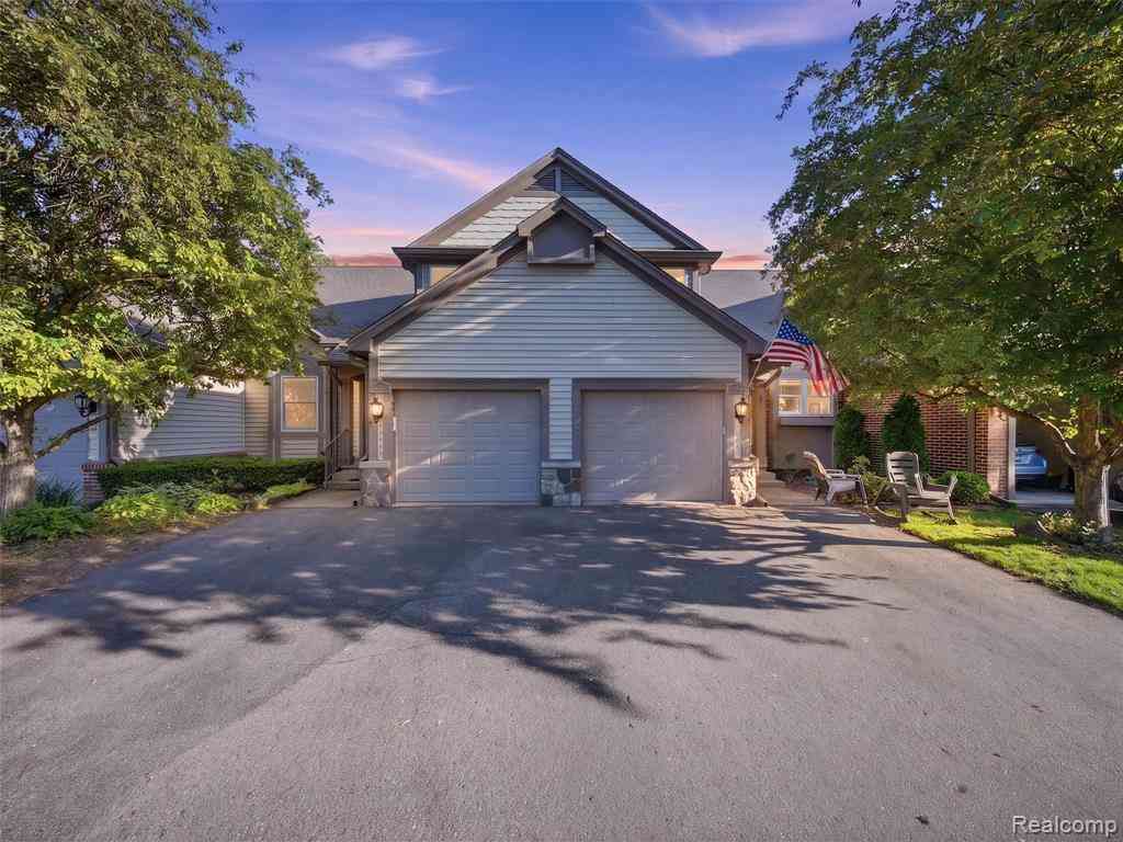 Condo For Sale - 426 Oak Run Court <br/> Royal Oak, MI 48073