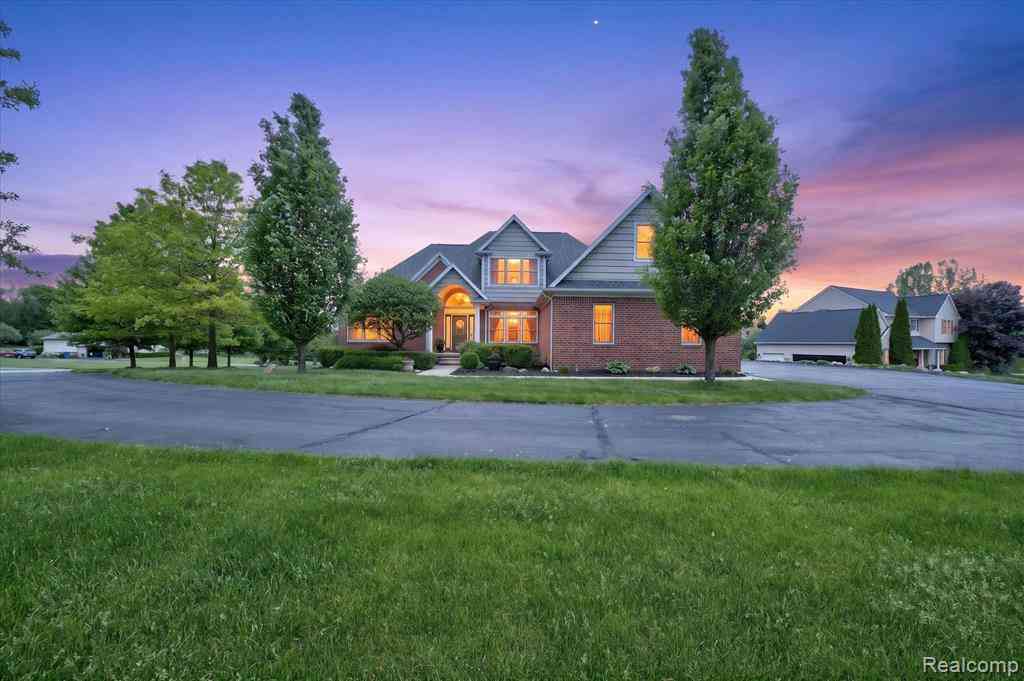 Homes For Sale - 8746 N Hills Court <br/> Howell, MI 48843