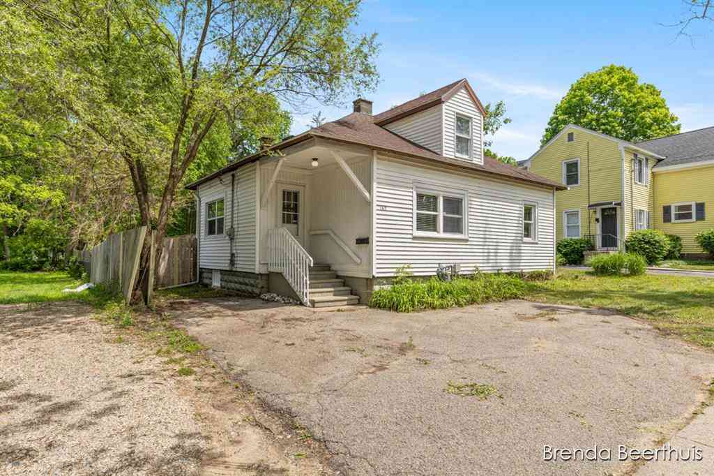 Homes For Sale - 165 E Division Street Ne NE<br/> Rockford, MI 49341