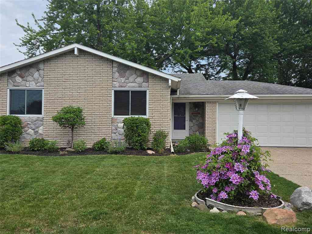 Homes For Sale - 35252 Simon Drive <br/> Clinton Township, MI 48035
