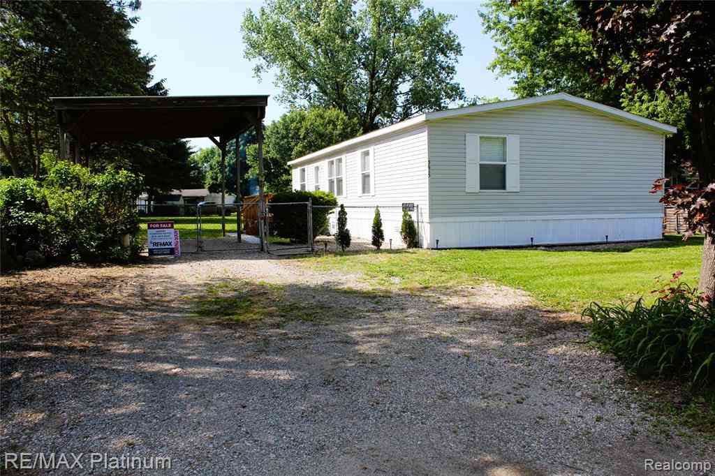 Homes For Sale - 5615 Cherokee Bend Bend <br/> Howell, MI 48843