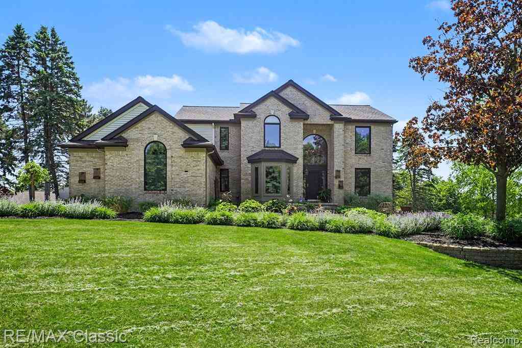 Homes For Sale - 54853 Walnut Drive <br/> New Hudson, MI 48165