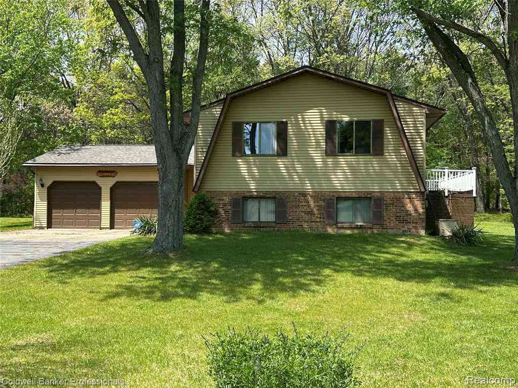Homes For Sale - 5398 Linger Lane <br/> Lapeer, MI 48446