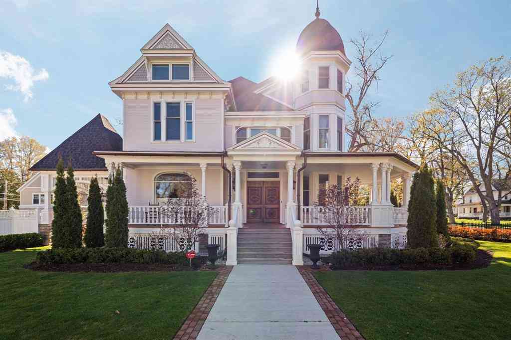 Homes For Sale - 229 Wellington Street <br/> Traverse City, MI 49686