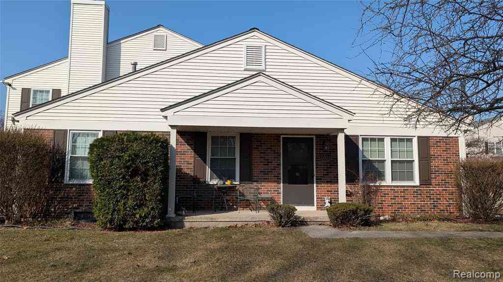Condo For Sale - 15824 Charleston Drive <br/> Clinton Township, MI 48038