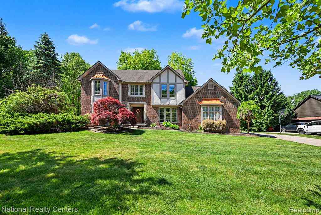 Homes For Sale - 6515 Tamarack Drive <br/> Troy, MI 48098