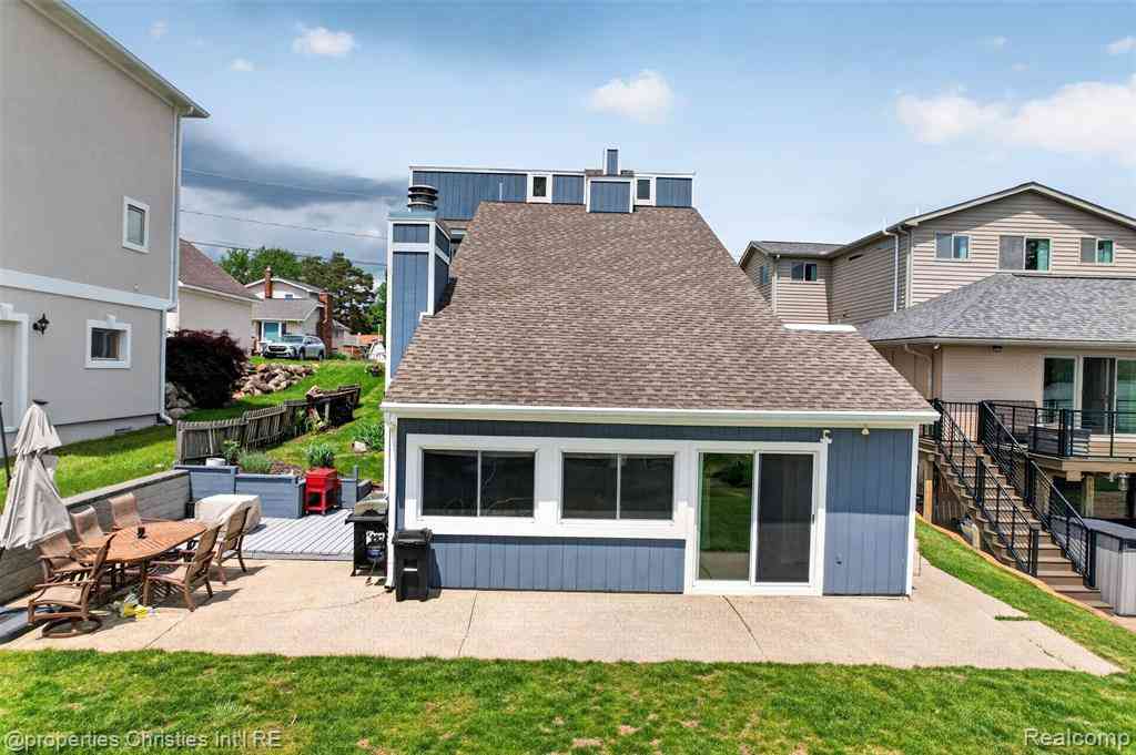 Homes For Sale - 10219 Lakeside Drive <br/> Oakland County, White Lake, MI 48386