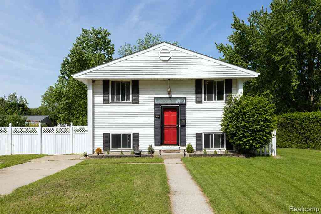 Homes For Sale - 1107 Odessa Drive <br/> Oakland County, Holly, MI 48442