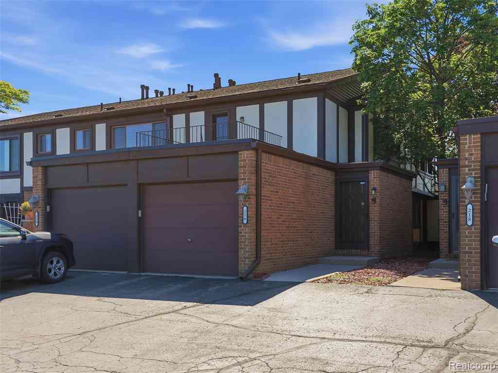 Condo For Sale - 216 Country Club Drive <br/> Saint Clair Shores, MI 48082