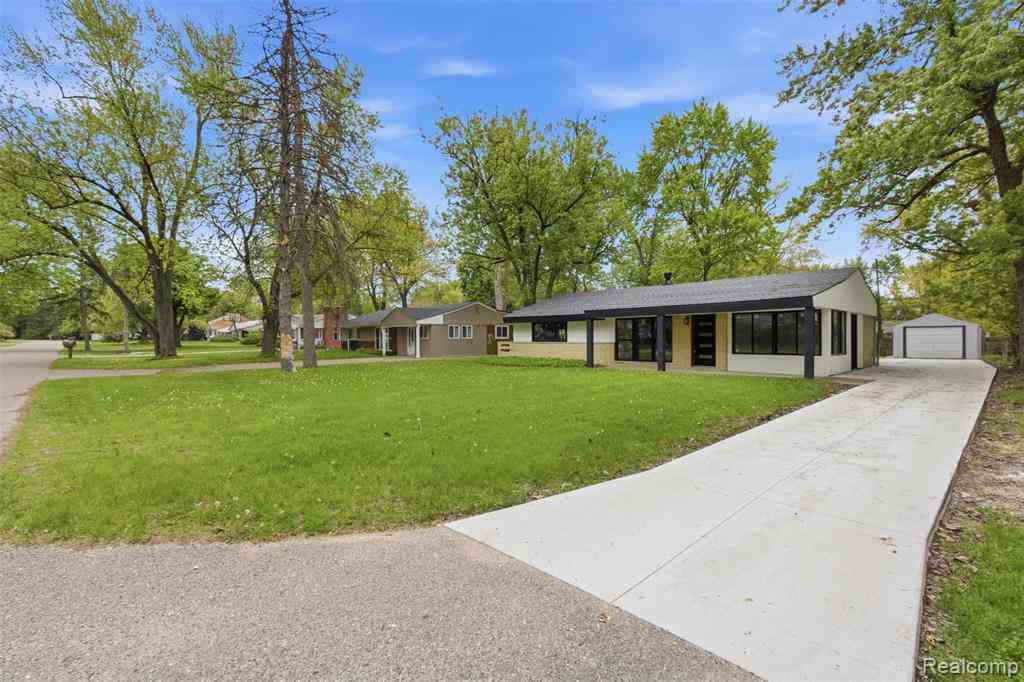 Homes For Sale - 2483 Walce Drive <br/> West Bloomfield, MI 48324