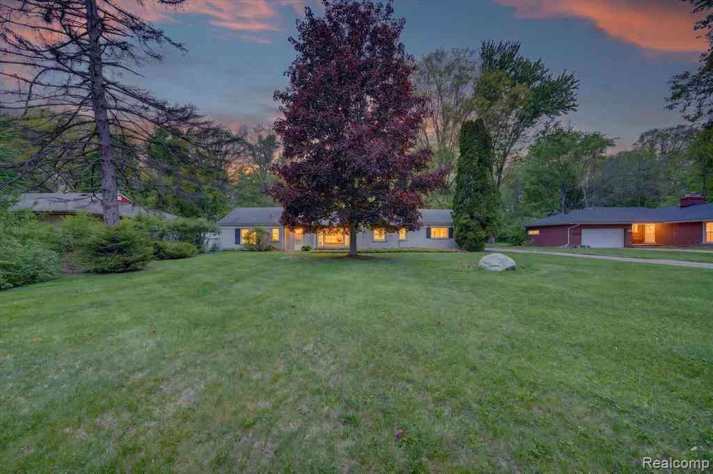 Homes For Sale - 30621 Balewood Street <br/> Southfield, MI 48076
