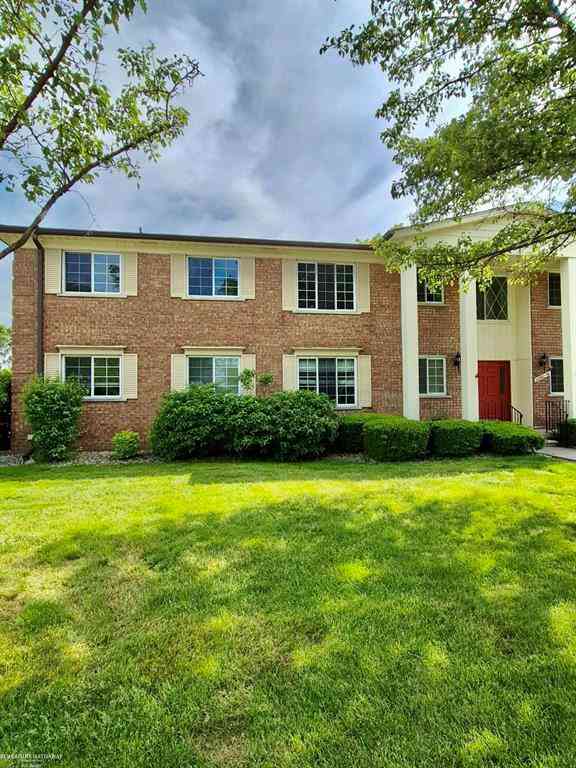 Condo For Sale - 22870 E 9 Mile Road <br/> Saint Clair Shores, MI 48080