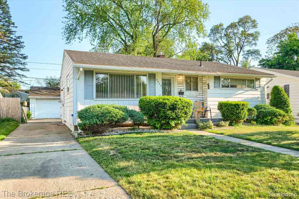 Homes For Sale - 2822 Epsilon Trail <br/> Flint, MI 48506