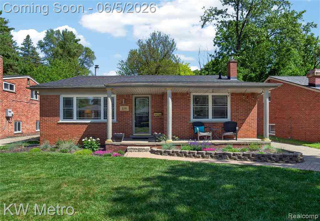 Homes For Sale - 210 W Lawrence Avenue <br/> Royal Oak, MI 48073