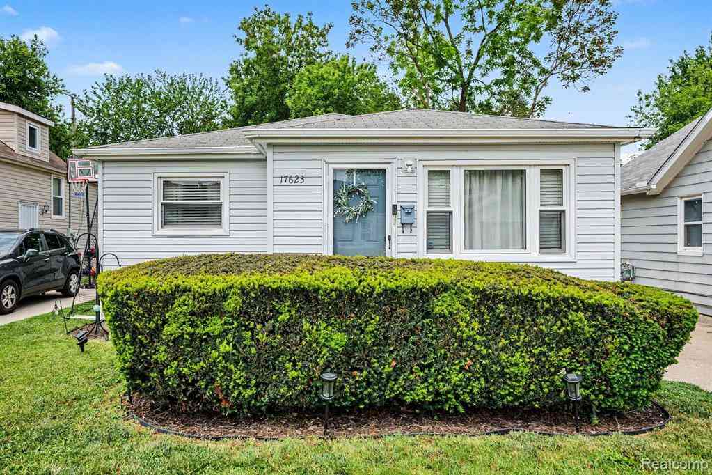 Homes For Sale - 17623 Tennyson Street <br/> Macomb County, Roseville, MI 48066