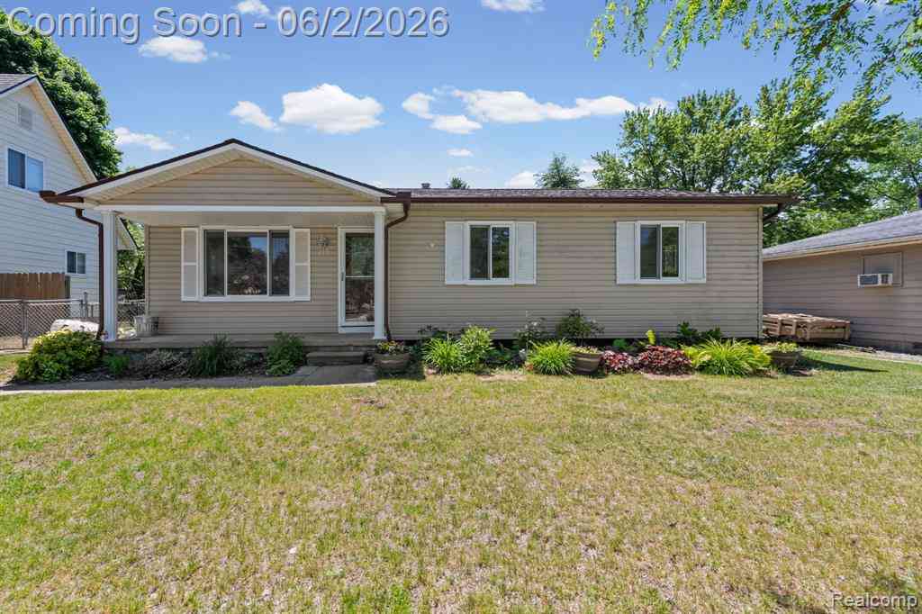 Homes For Sale - 315 Airport Drive <br/> Oakland County, Holly, MI 48442