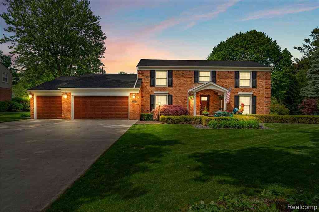 Homes For Sale - 931 S Shady Hollow Circle <br/> Bloomfield Hills, MI 48304