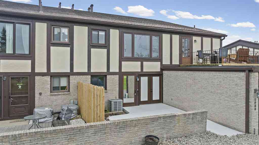 Condo For Sale - 1030 Country Club Drive <br/> Saint Clair Shores, MI 48082