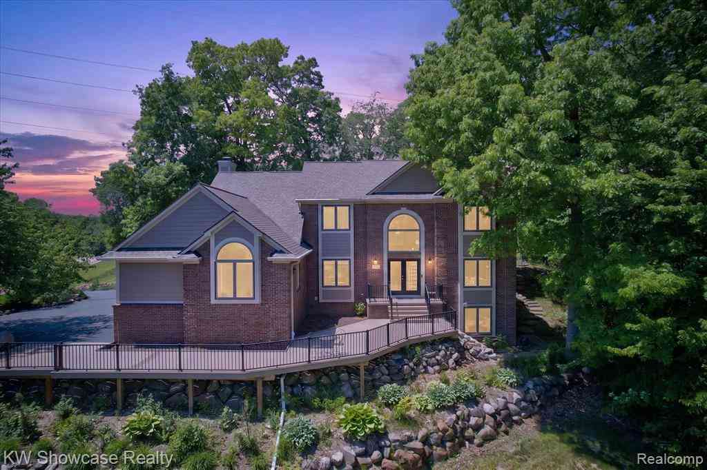 Homes For Sale - 6220 Whispering Meadows Drive <br/> Oakland County, White Lake, MI 48383