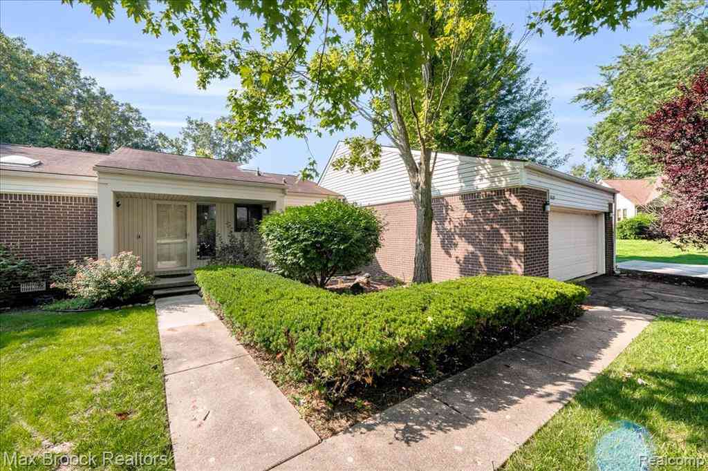 Condo For Sale - 5229 Simpson Lake Road <br/> West Bloomfield, MI 48323