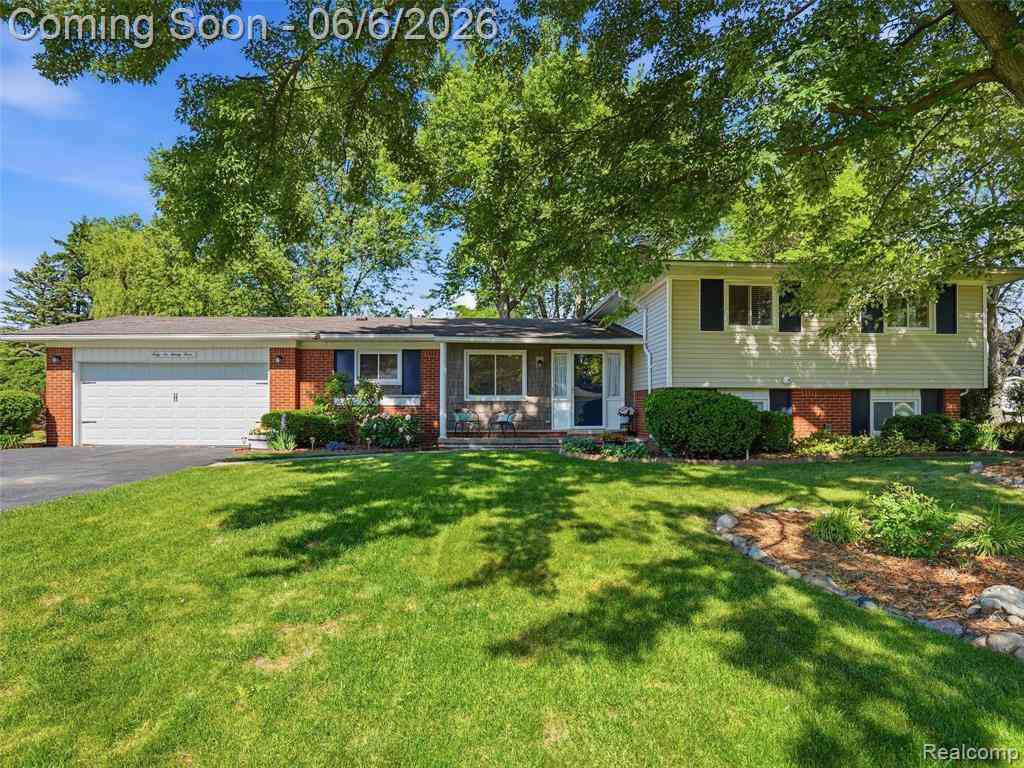 Homes For Sale - 6623 Pine Eagle Lane <br/> West Bloomfield, MI 48322