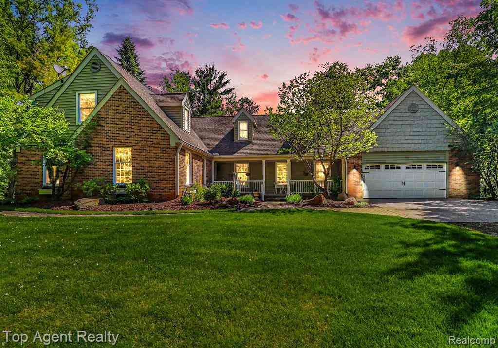 Homes For Sale - 2411 Farmbrook Trail <br/> Oxford, MI 48370