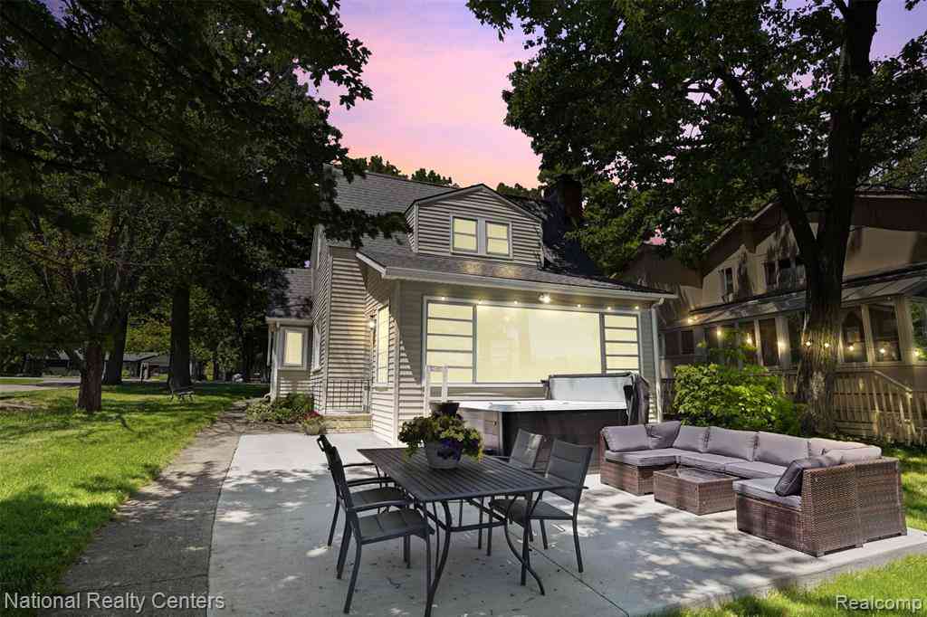 Homes For Sale - 3889 Lakewood Drive <br/> Oakland County, Waterford, MI 48329